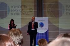 Лев Юрьевич Ляшко открывает конференцию, апрель, 2015г. Таруса.